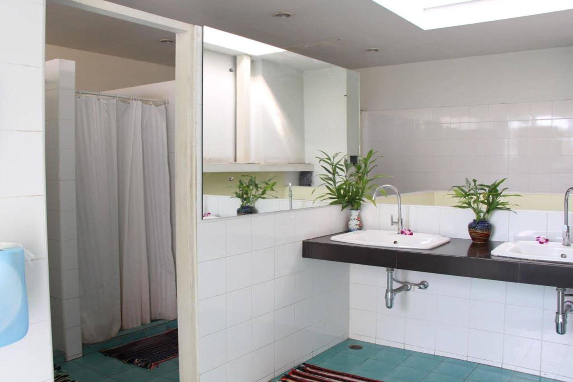 Oyo 1054 Phuket Backpacker Hostel מראה חיצוני תמונה
