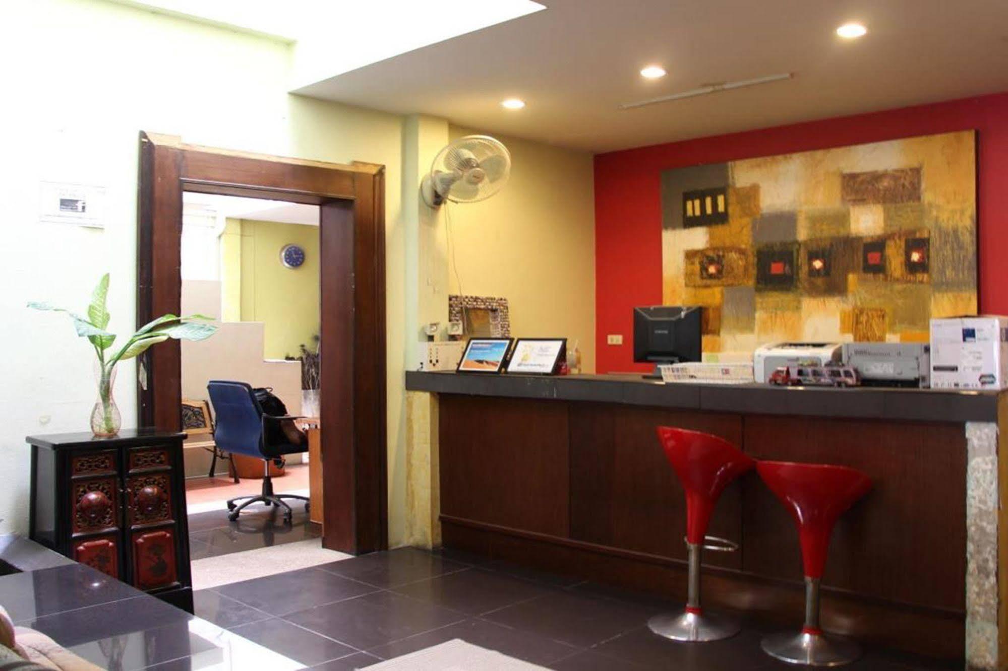 Oyo 1054 Phuket Backpacker Hostel מראה חיצוני תמונה
