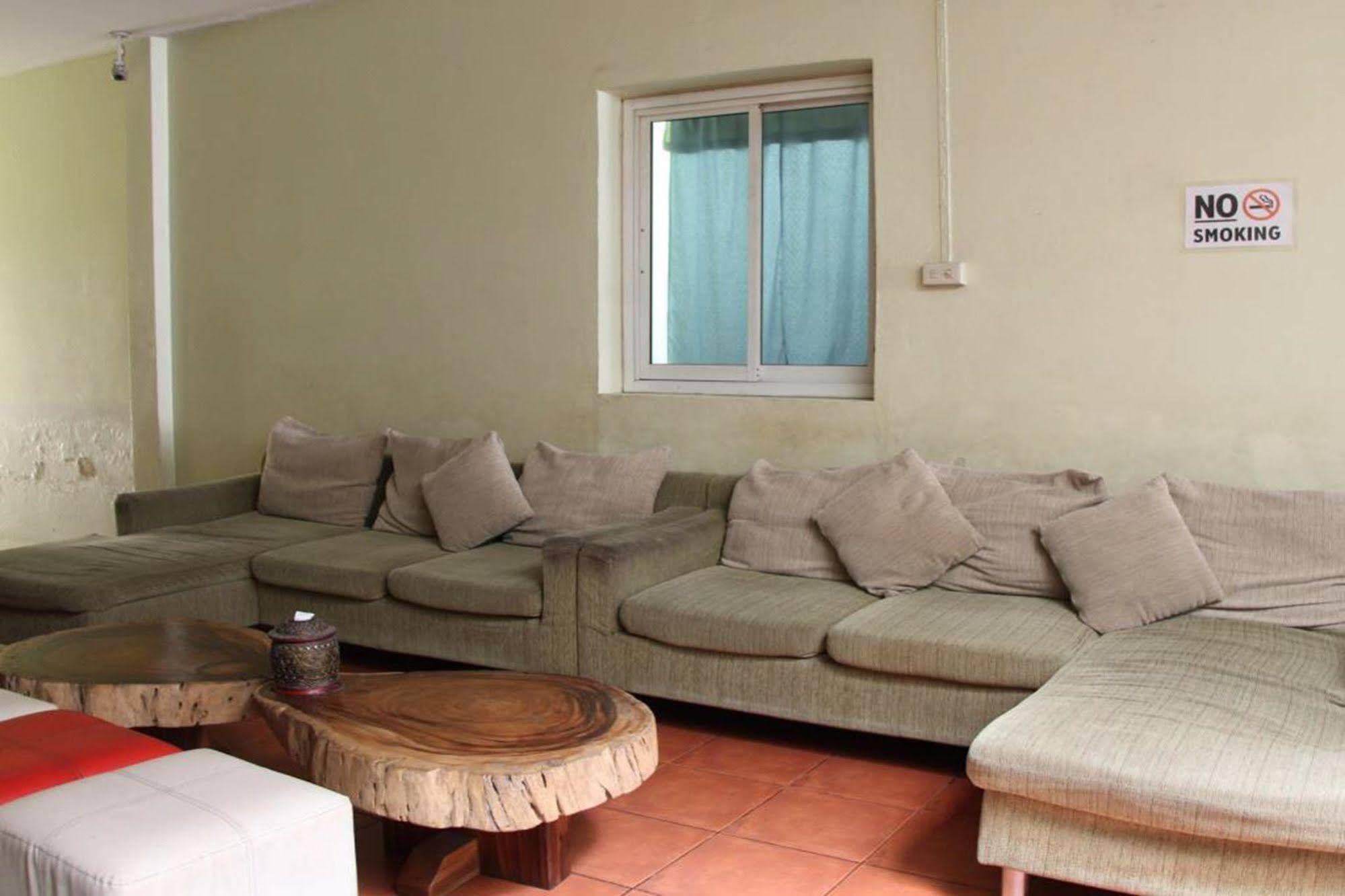 Oyo 1054 Phuket Backpacker Hostel מראה חיצוני תמונה