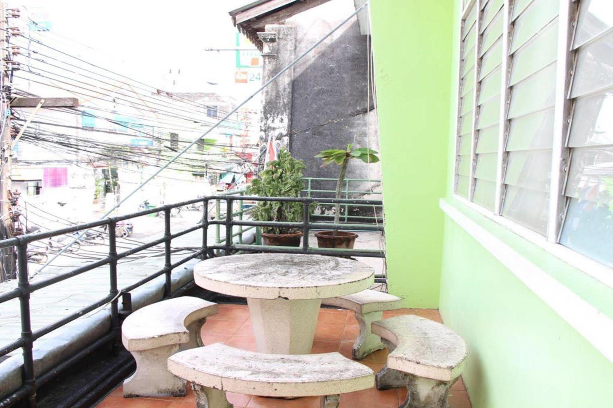 Oyo 1054 Phuket Backpacker Hostel מראה חיצוני תמונה